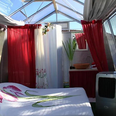 Roulotte Chimere & Serre Nuit Etoilee Maison d'hôtes *